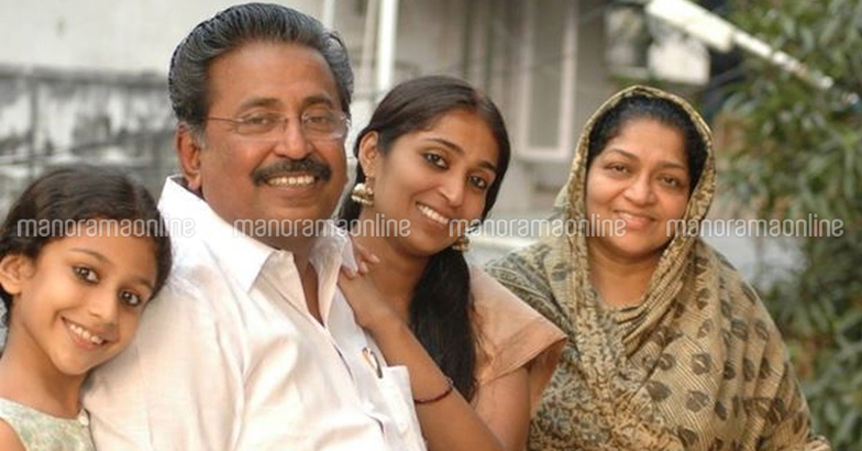 MI-Shanavaz-with-Family