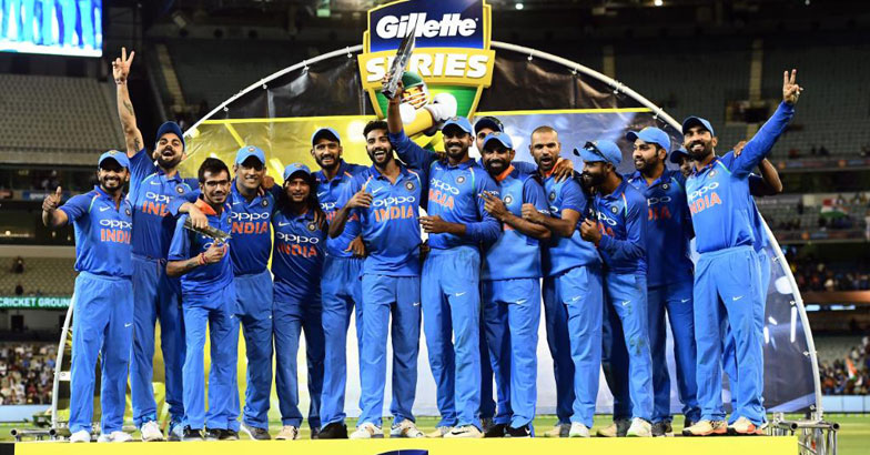 indian-team-with-trophy